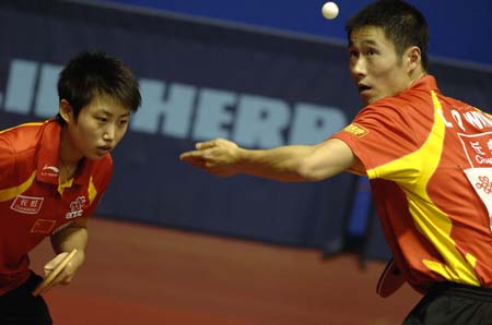 Chinese paddlers advance at table tennis worlds