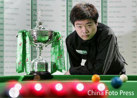 Ding shrugs off pressure on his Crucible debut