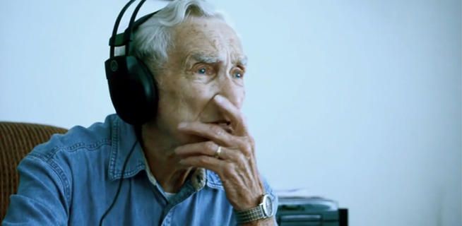 96岁老人写歌赠亡妻，感动无数网友