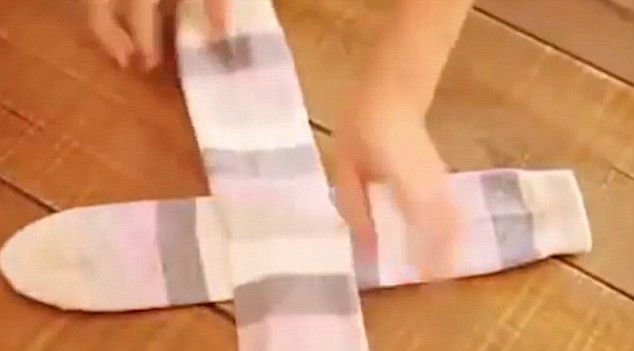 收纳的正确方式：图解如何把袜子叠成豆腐干