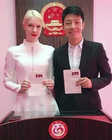 撒贝宁领证结婚：跨国婚姻英文怎么说？