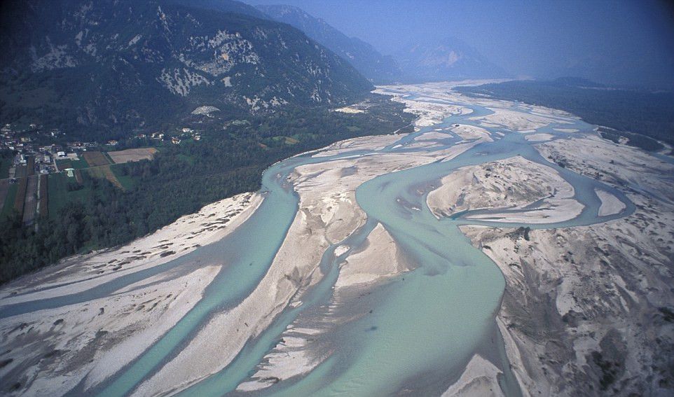 宛如油画：叹为观止的编织河景观 河塞雷！