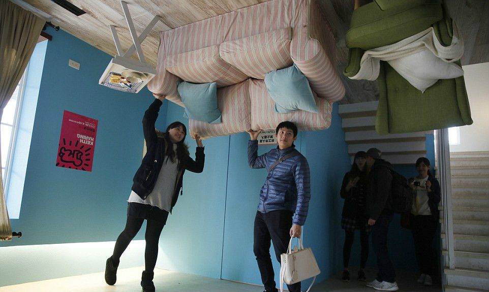 不明觉厉：从里到外都倒立的房子你敢来住吗
