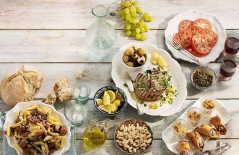 早餐吃晚了叫 brunch，那晚餐吃早了叫什么？