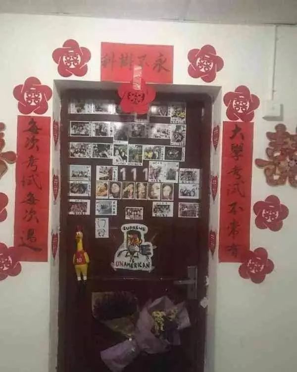 大学生晒“奇葩”对联！最后一个是想笑死我继承我的期末成绩单吗