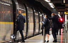 英国出现新冠病毒新变种 欧洲多国中断与英国交通