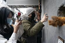 “熊爪”咖啡店火了！背后的故事更暖心……