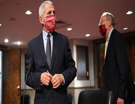 美国顶级传染病专家福奇呼吁人们戴口罩