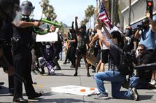 弗洛伊德案引发民愤 美国多地爆发抗议活动