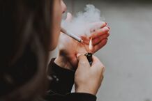 吸烟不容易得新冠肺炎？这项研究引发了法国的尼古丁禁令