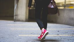 走路快的人能多活15到20年？网友：吓得我赶紧走快点