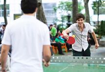 暖心！纽约公园掀起乒乓球热，市民：倒几趟车就为来打球