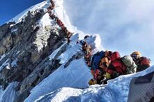 登珠峰遭遇“交通拥堵”致多名登山者丧生
