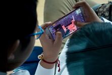 睡前看手机对身体不好吗？最新研究：影响不大