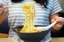 像当地人一样吃饭：盘点10个国家的餐厅礼仪