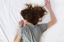 再给你一个早起的理由：研究发现早起的人不容易抑郁