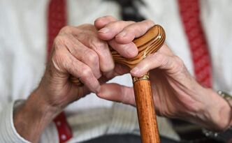 英国计划对中老年人征收'年龄税'