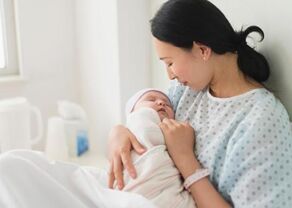 中国妈妈抢生开学宝宝 你怎么看?