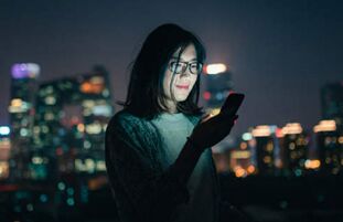 如果你总是盯着手机,这些方法可以缓解眼睛疲劳