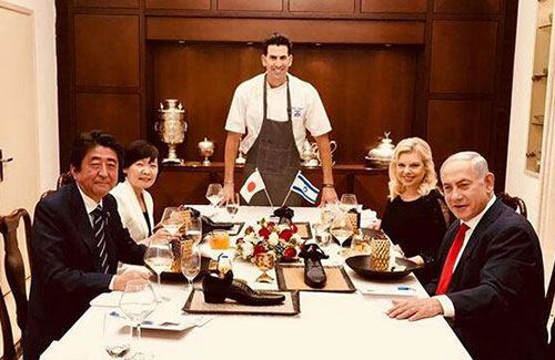 以色列总理宴请安倍，却端上来一只“鞋”，日本人怒了！
