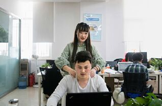 程序员鼓励师?中国科技公司里的“漂亮女孩”们