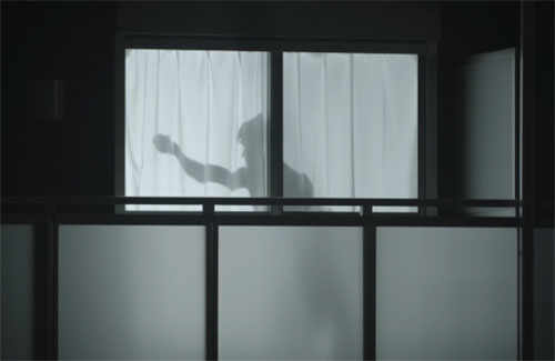这个创意有点暖：为保护独居女性，日本公司发明窗帘上的男友