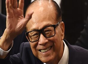 90岁李嘉诚宣告退休 香港'超人'时代结束