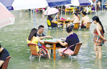 酷暑难耐 都江堰市民玩起“水上麻将”